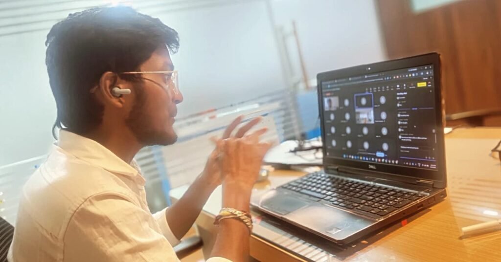 Professional trainer at the Best Digital Marketing Training Institute in Dilsukhnagar, guiding students in a modern classroom with practical, career-focused digital marketing training.